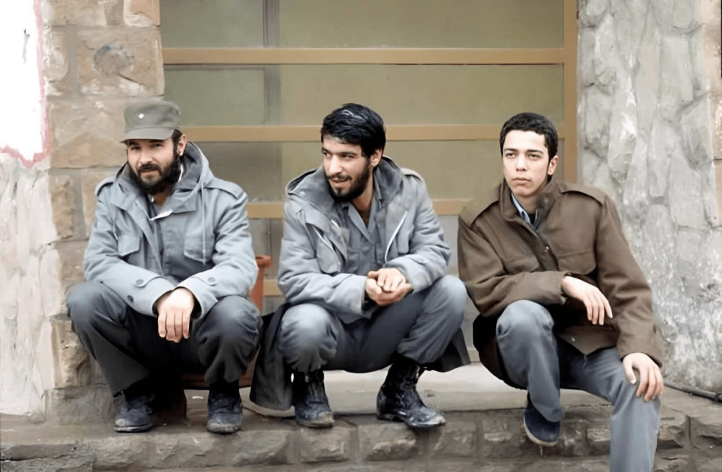 تویری از شهید محمد حسین باقری در دوران جنگ 8 ساله در کنار برادرشان