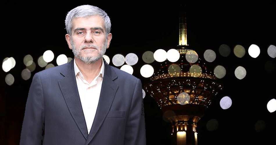 تصویری از دکتر فریدون عباسی در کنار برج میلاد