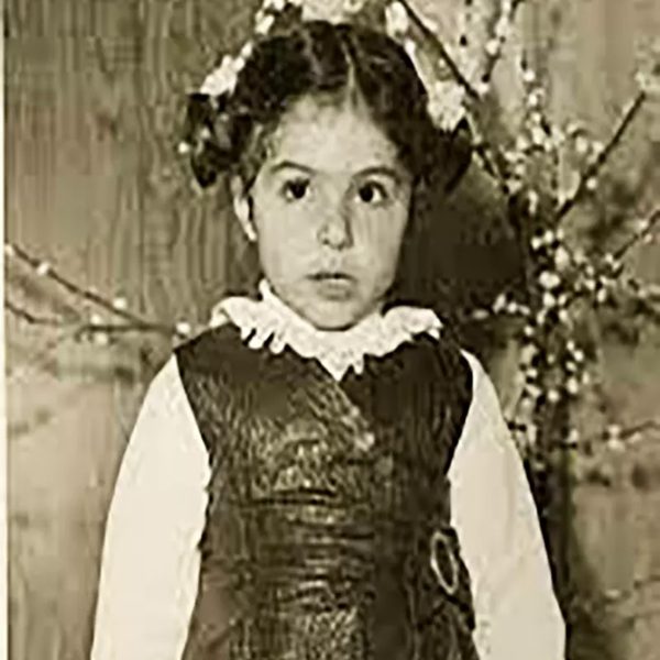 تصویری از انوشه انصاری در کودکی