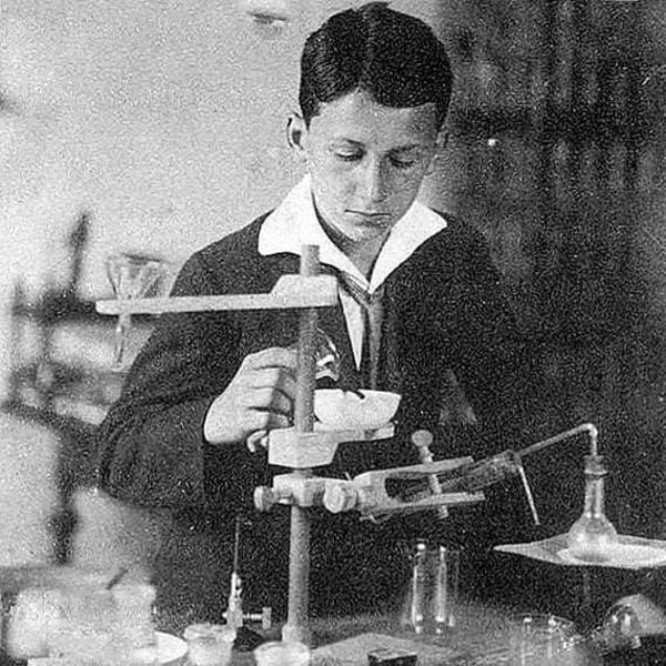 نیکولا تسلا در ۱۱ سالگی

