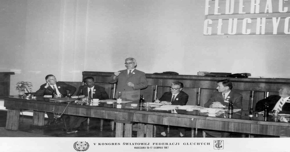 پیشنهادی تصویب شد که فدراسیون جهانی ناشنوایان توسط افراد ناشنوا اداره شود، زیرا در آن زمان نمایندگان اکثراً بدون زبان اشاره، شنوا بودند.

