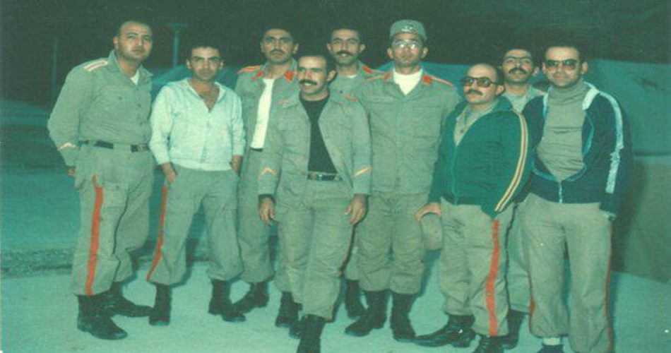 فیروز نادری(نفر دوم از چپ) در دوران سربازی