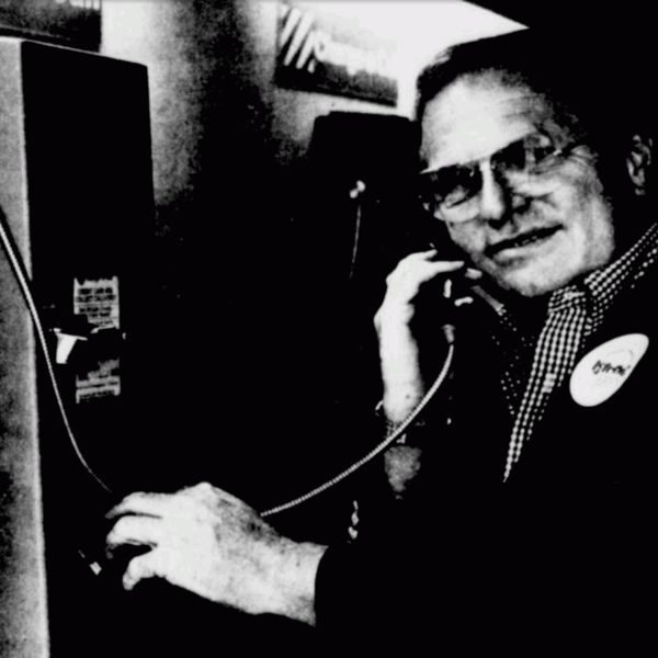 دین آر. کمپبل در عکسهای روزنامهها از ۱۳ آگوست ۱۹۷۹ و ۲۶ مه ۱۹۸۵.