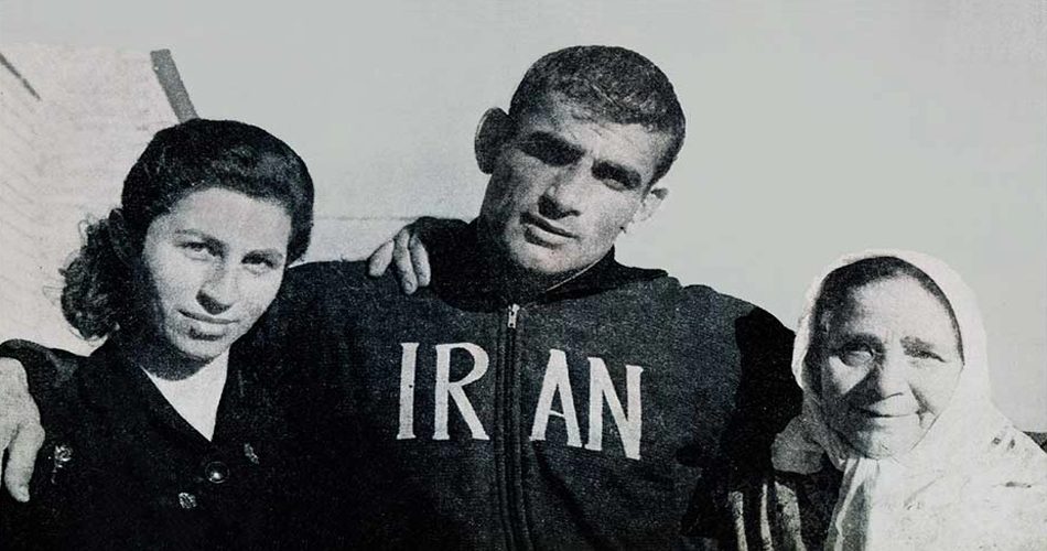 امامعلی حبیبی در کنار مادر و همسرش
