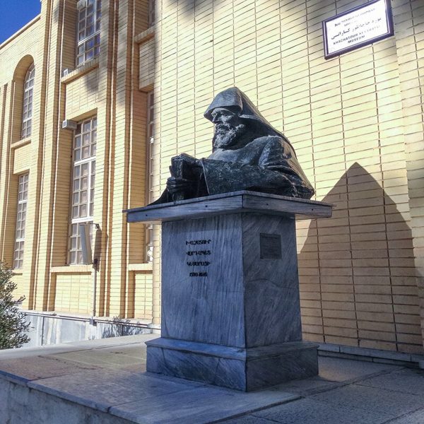 تندیس خاچاطور کساراتسی در جلوی موزه وقف شده به وی، در نو جلفا
