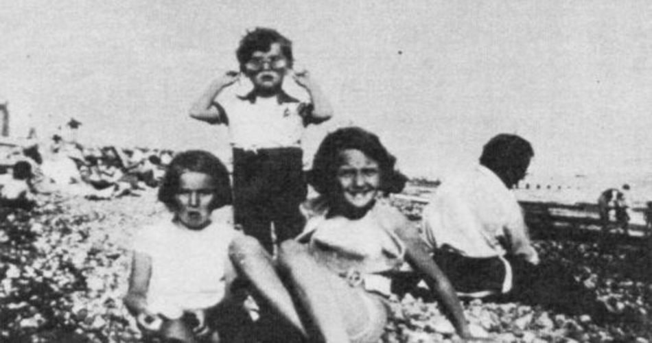 دور از آزمایش‌هایش، برد و خانواده‌اش در کنار دریا

