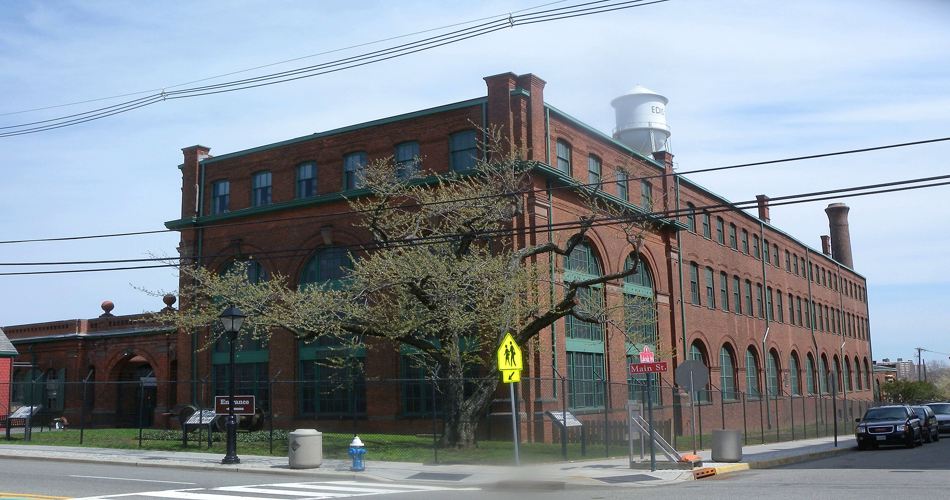 ساختمان آزمایشگاه در وست اورنج. پشت پنجره‌های قوسی بلند، یک کتابخانه چند طبقه قرار داشت که به عنوان دفتر کار ادیسون نیز استفاده می‌شد. [ 27 ]
