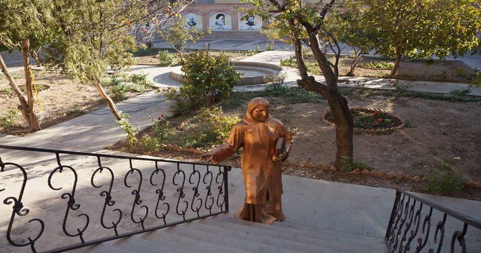 تندیس پروین اعتصامی در جلوی پلکان خانه‌اش در تبریز
