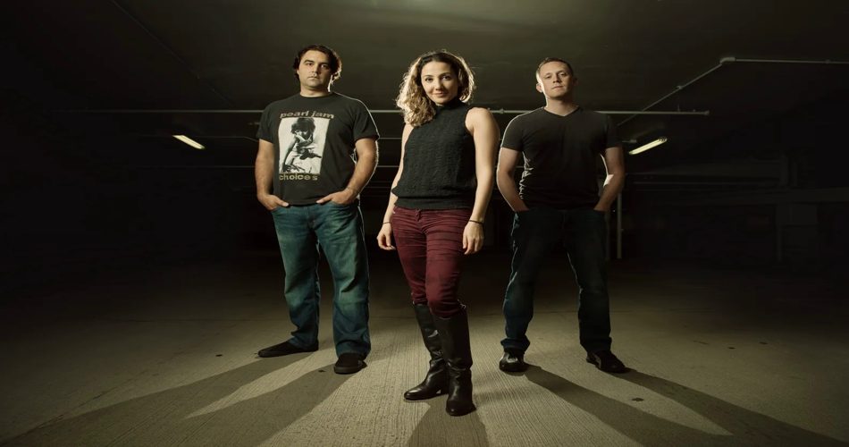 پردیس ثابتی، وسط، به همراه باب کاتسیافیکاس و مت هایدن.