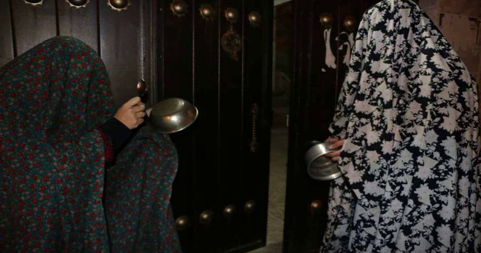 قاشق‌زنی: رسم قاشق‌زنی یکی از آداب و رسوم سنتی ایرانی است که در شب یلدا در برخی از مناطق ایران رواج دارد. در این رسم، دختران جوان با چادر سیاه و صورت پوشیده به در خانه‌ها می‌روند و با قاشق به در خانه‌ها می‌کوبند. صاحبخانه با شنیدن صدای قاشق، در را باز می‌کند و به دختران قاشق‌زن هدیه‌ای می‌دهد.
