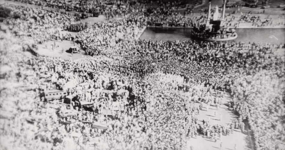 مراسم تشییع جنازه گاندی توسط میلیونها هندی برگزار شد