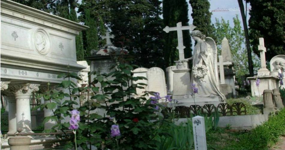 آدا لاولیس در مقبره خانوادگی بایرون به خاک سپرده شد.
