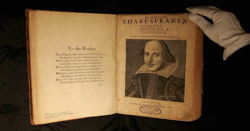 یک نسخه اصلی از مجموعه آثار شکسپیر به نام First Folio مربوط به سال ۱۶۲۳
