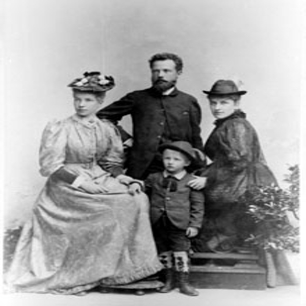 اروین شرودینگر در کودکی به همراه والدین و عمهاش