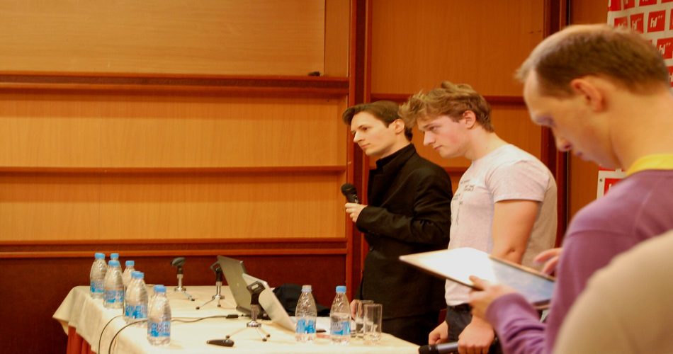 پاول دورف (در سمت چپ) در کنفرانسHighLoad++ 2010