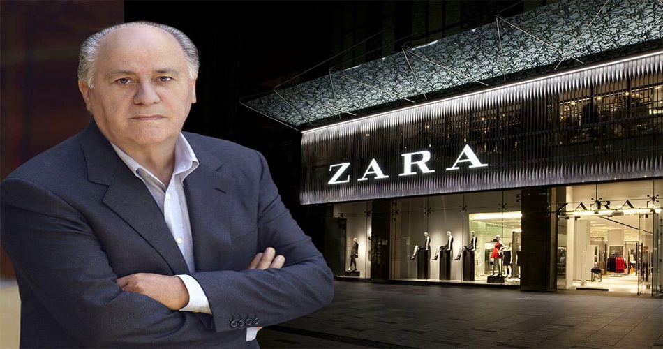 آمانسیو اورتگا با ست رسمی با کت شلوار و در پشتش تصویری مغازه ایی از zara