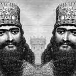 کمبوجیه دومه؛ یک پادشاه هخامنشی با تاج سلطنتی و ریش بلند، در سبک نقاشی تاریخی ایرانی، با لباس مزین و پسزمینهی معماری باستانی شبیه تختجمشید، حالت باشکوه و سلطنتی.