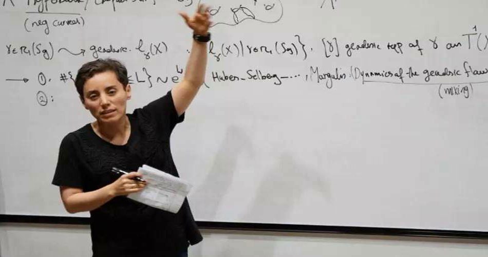 تصویری از مریم میرزاخانی که در پشتش تخته است برگه ایی در دست دادرد با لباس مشکی