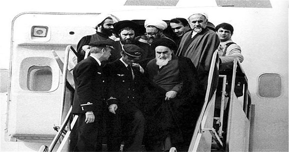 تصویری از هواپیمای امام خمینی که دارد از پله ها پایین میاد و دست ایشان را خلبان گرفته و جمعی دیگر در پشت سر ایشان هستن