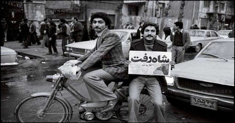 تصویری از دو مرد بر دوچرخه که یکیشون یک روزنامه در دست دارد و روی  اون نوشته "شاه رفت"