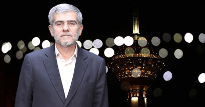 تصویری از دکتر فریدون عباسی در کنار برج میلاد